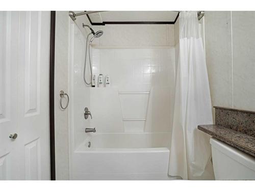 114 2 Avenue East, Delia, AB - Indoor Photo Showing Bathroom