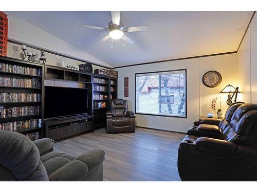 114 2 Avenue East, Delia, AB - Indoor Photo Showing Living Room