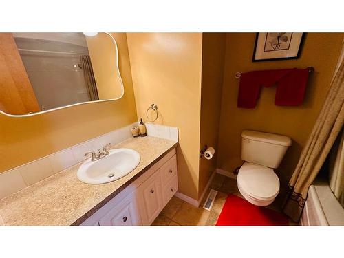 8 Spruce Drive, Drumheller, AB - Indoor Photo Showing Bathroom