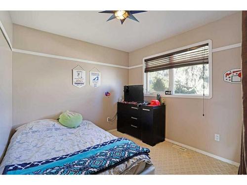 228 3 Street East, Duchess, AB - Indoor Photo Showing Bedroom