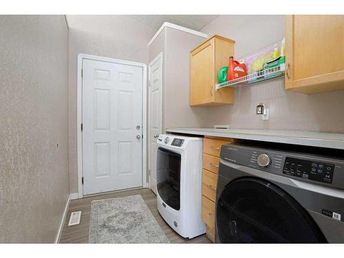 228 3 Street East, Duchess, AB - Indoor Photo Showing Laundry Room