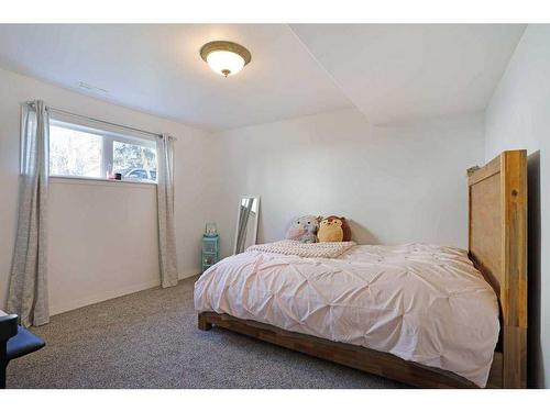 228 3 Street East, Duchess, AB - Indoor Photo Showing Bedroom