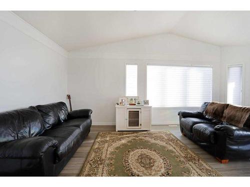 228 3 Street East, Duchess, AB - Indoor Photo Showing Living Room