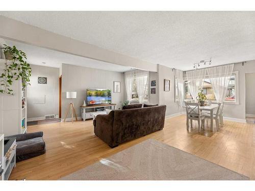 4609 47 Avenue, Olds, AB - Indoor Photo Showing Living Room