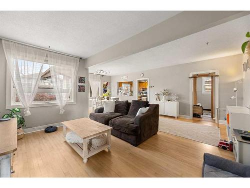 4609 47 Avenue, Olds, AB - Indoor Photo Showing Living Room