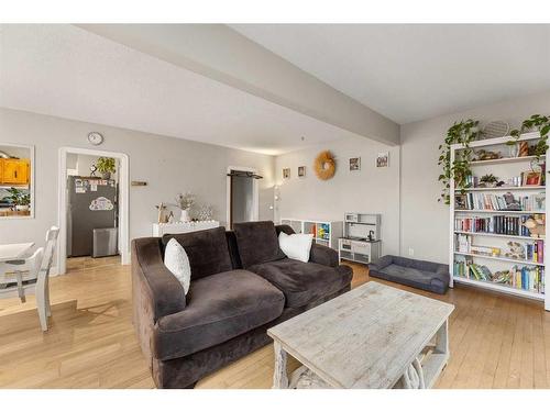 4609 47 Avenue, Olds, AB - Indoor Photo Showing Living Room