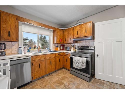 4609 47 Avenue, Olds, AB - Indoor Photo Showing Kitchen With Double Sink