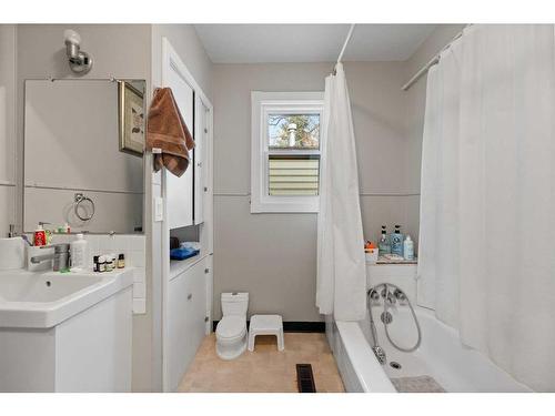 4609 47 Avenue, Olds, AB - Indoor Photo Showing Bathroom