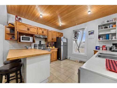 4601 47 Avenue, Olds, AB - Indoor Photo Showing Kitchen With Double Sink