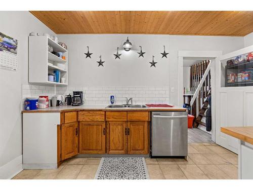 4601 47 Avenue, Olds, AB - Indoor Photo Showing Kitchen With Double Sink