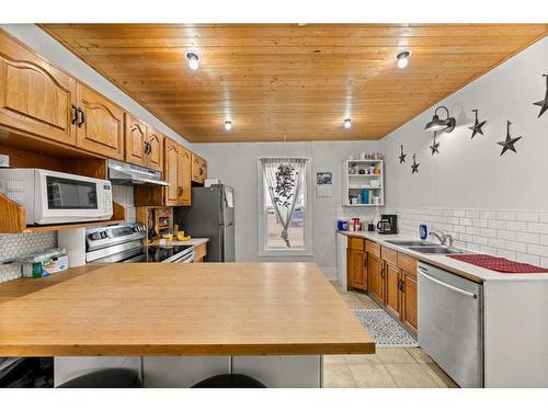 4601 47 Avenue, Olds, AB - Indoor Photo Showing Kitchen With Double Sink