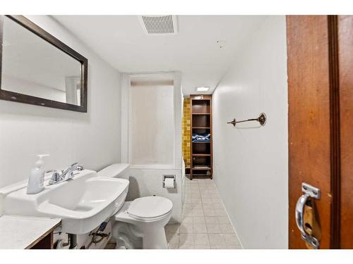 4601 47 Avenue, Olds, AB - Indoor Photo Showing Bathroom