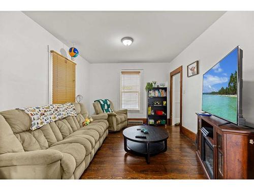 4601 47 Avenue, Olds, AB - Indoor Photo Showing Living Room