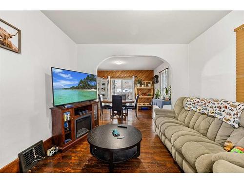 4601 47 Avenue, Olds, AB - Indoor Photo Showing Living Room