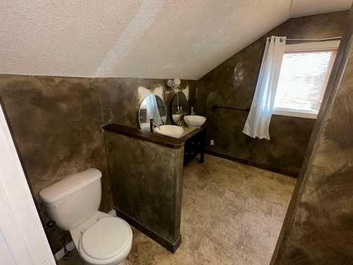 307 3 Avenue West, Hanna, AB - Indoor Photo Showing Bathroom