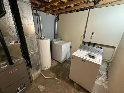 307 3 Avenue West, Hanna, AB - Indoor Photo Showing Laundry Room