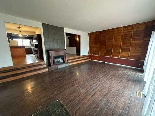 307 3 Avenue West, Hanna, AB - Indoor With Fireplace