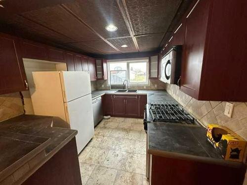 307 3 Avenue West, Hanna, AB - Indoor Photo Showing Kitchen