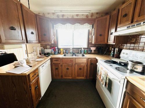 412 Main Street, Oyen, AB - Indoor Photo Showing Kitchen With Double Sink