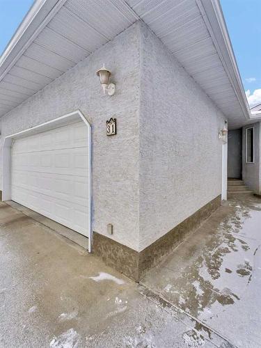 31 Ludor Close East, Brooks, AB - Indoor Photo Showing Living Room With Fireplace