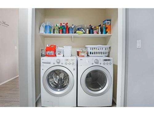 200 Laura Avenue West, Duchess, AB - Indoor Photo Showing Laundry Room