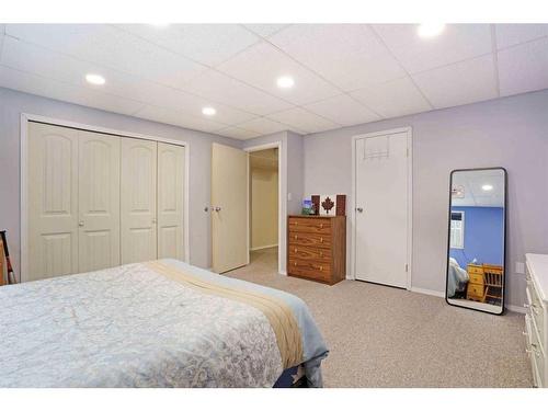 200 Laura Avenue West, Duchess, AB - Indoor Photo Showing Bedroom