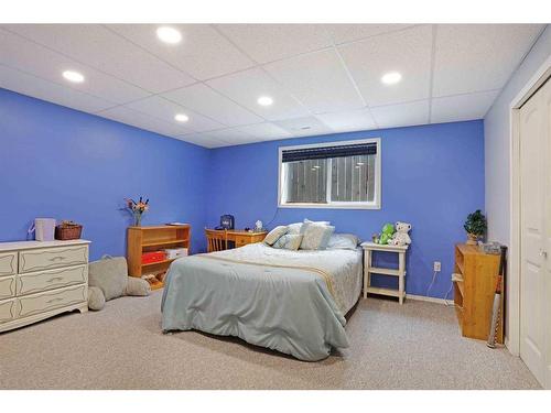 200 Laura Avenue West, Duchess, AB - Indoor Photo Showing Bedroom