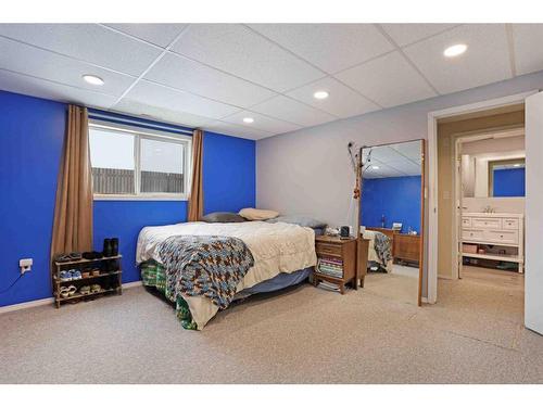 200 Laura Avenue West, Duchess, AB - Indoor Photo Showing Bedroom