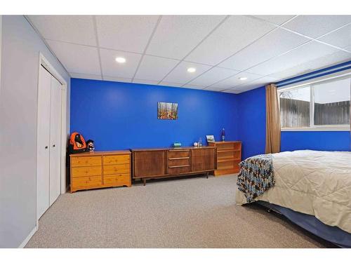 200 Laura Avenue West, Duchess, AB - Indoor Photo Showing Bedroom