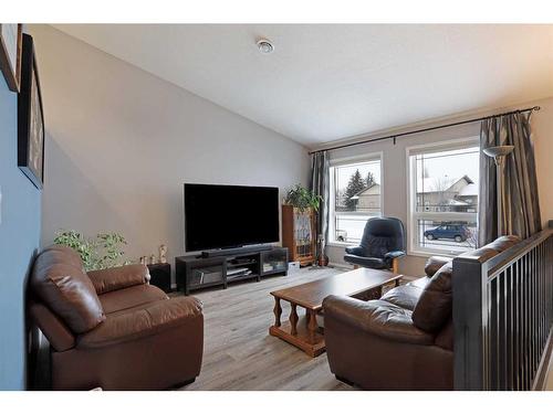 200 Laura Avenue West, Duchess, AB - Indoor Photo Showing Living Room