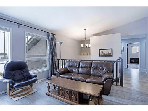 200 Laura Avenue West, Duchess, AB - Indoor Photo Showing Living Room