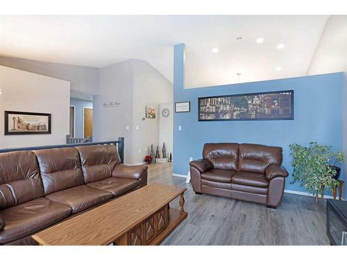 200 Laura Avenue West, Duchess, AB - Indoor Photo Showing Living Room