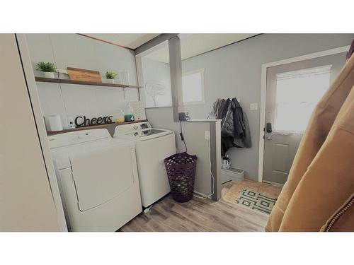 326 6Th Ave East, Hanna, AB - Indoor Photo Showing Laundry Room