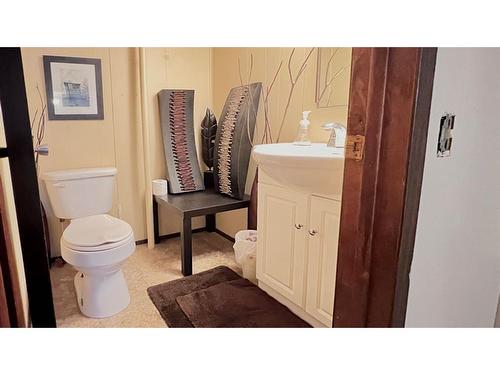 326 6Th Ave East, Hanna, AB - Indoor Photo Showing Bathroom