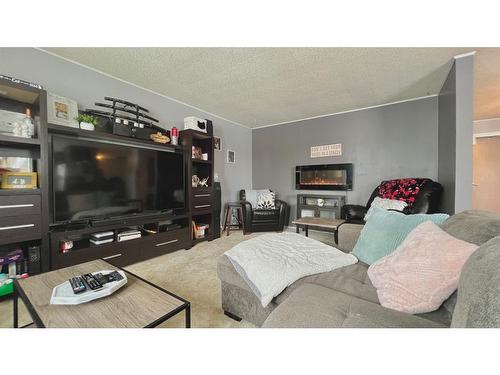 326 6Th Ave East, Hanna, AB - Indoor Photo Showing Living Room