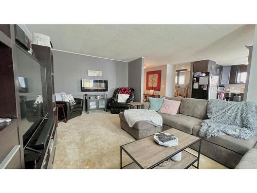 326 6Th Ave East, Hanna, AB - Indoor Photo Showing Living Room