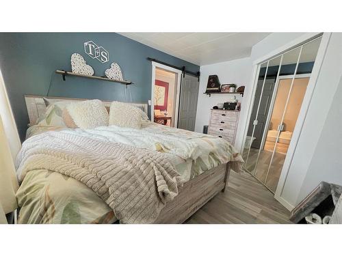 326 6Th Ave East, Hanna, AB - Indoor Photo Showing Bedroom