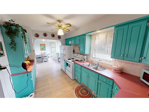 322 4 Avenue, Bassano, AB - Indoor Photo Showing Kitchen With Double Sink