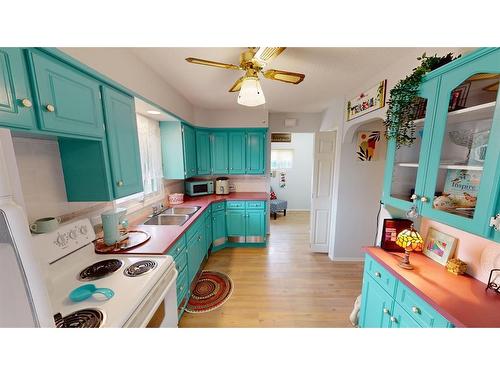 322 4 Avenue, Bassano, AB - Indoor Photo Showing Kitchen With Double Sink