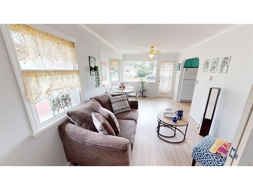 322 4 Avenue, Bassano, AB - Indoor Photo Showing Living Room