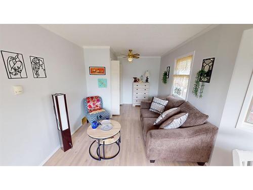 322 4 Avenue, Bassano, AB - Indoor Photo Showing Living Room