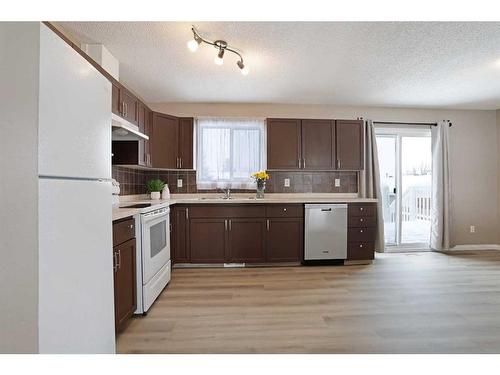 12 Ash Street, Brooks, AB - Indoor Photo Showing Kitchen