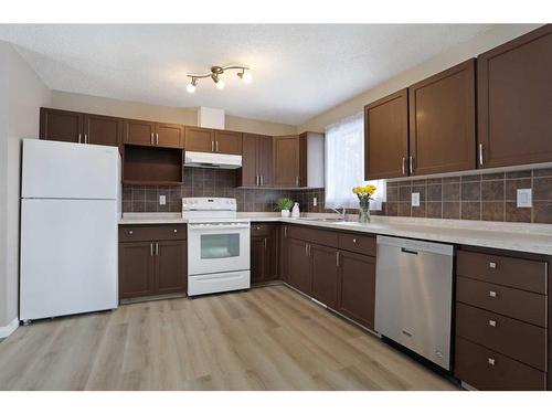 12 Ash Street, Brooks, AB - Indoor Photo Showing Kitchen