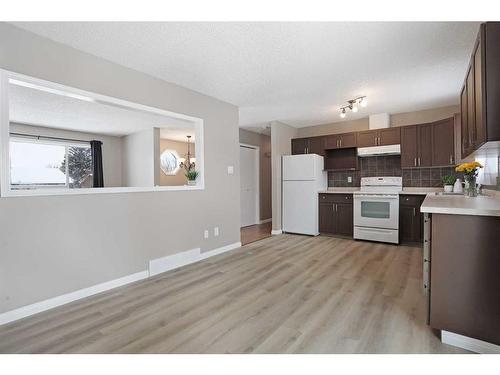 12 Ash Street, Brooks, AB - Indoor Photo Showing Kitchen