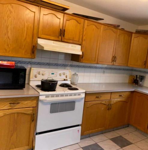 4-H-104 Upland Trail West, Brooks, AB - Indoor Photo Showing Kitchen