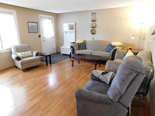 11 Fairview Avenue West, Brooks, AB - Indoor Photo Showing Living Room