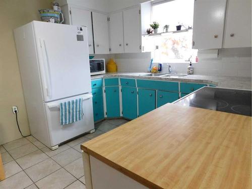 11 Fairview Avenue West, Brooks, AB - Indoor Photo Showing Kitchen With Double Sink