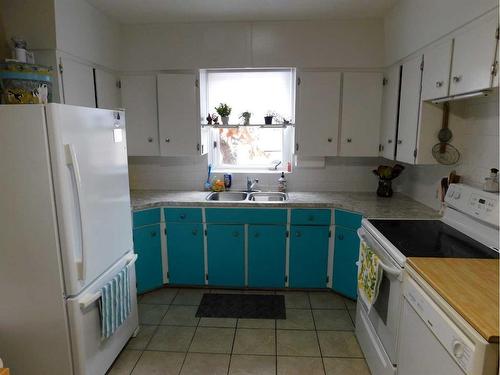 11 Fairview Avenue West, Brooks, AB - Indoor Photo Showing Kitchen With Double Sink