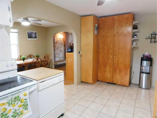 11 Fairview Avenue West, Brooks, AB - Indoor Photo Showing Kitchen