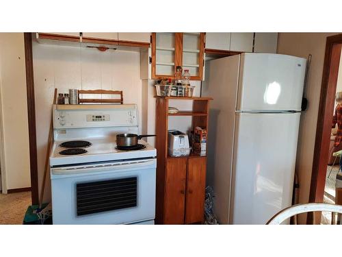 48 1 Street East, Drumheller, AB - Indoor Photo Showing Kitchen